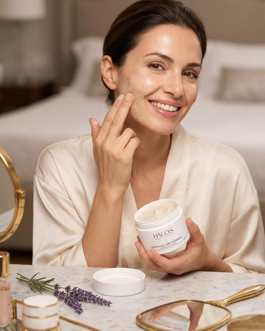 Donna che applica Luminous Luffa Exfoliator sulla guancia
