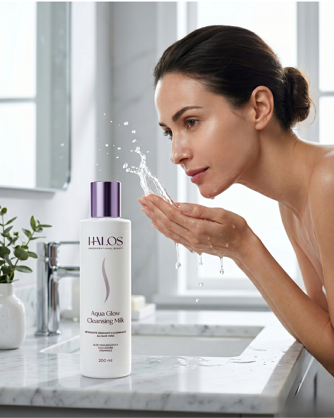 Donna che risciacqua il viso con acqua durante la detersione con Aqua Glow