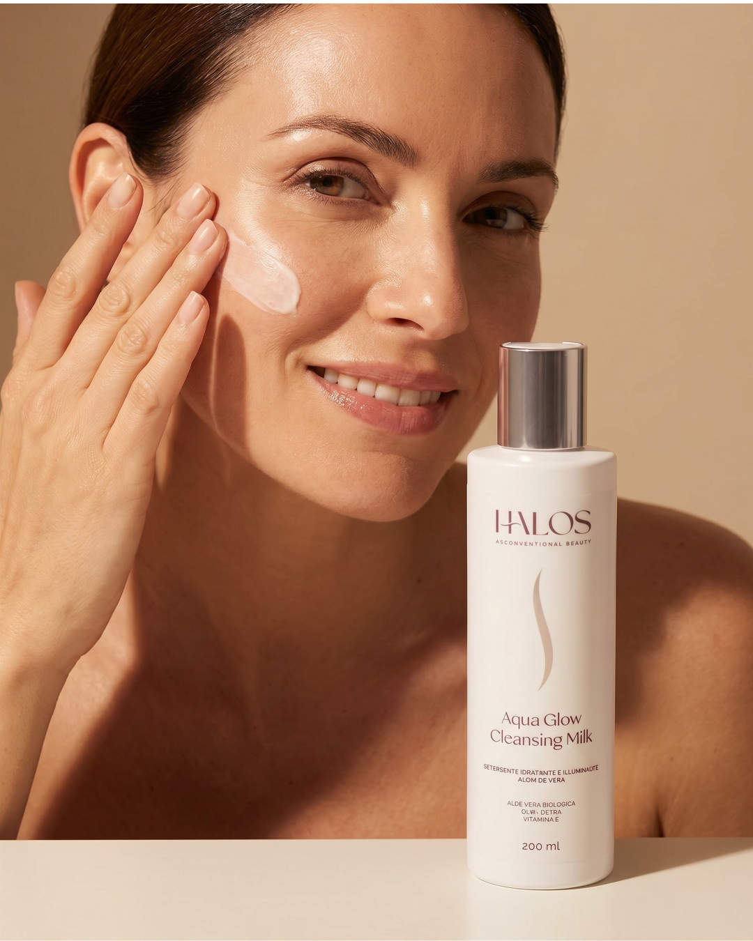 Donna che applica Aqua Glow Cleansing Milk sulla guancia