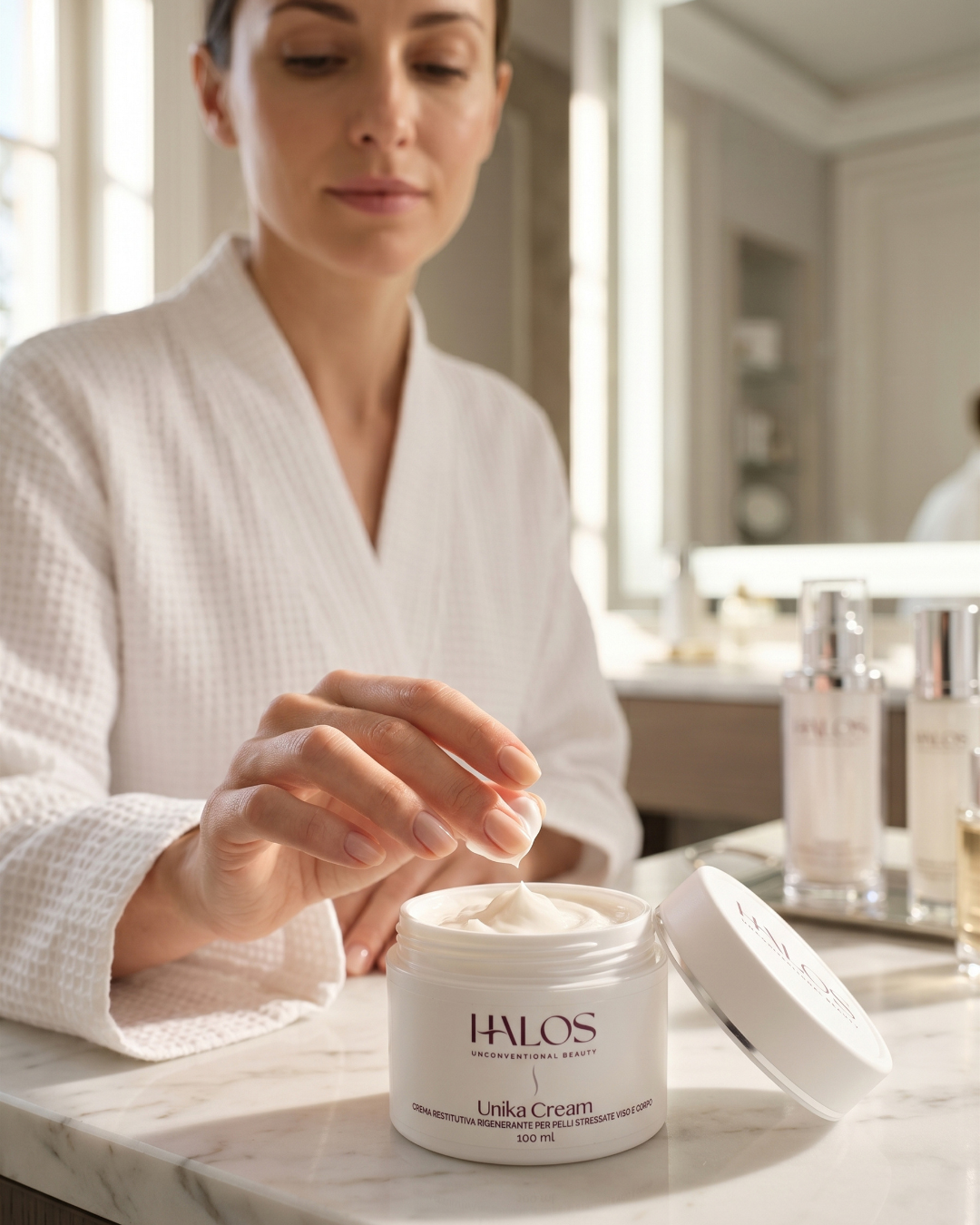 Donna che preleva Unika Cream dal vasetto durante la routine skincare