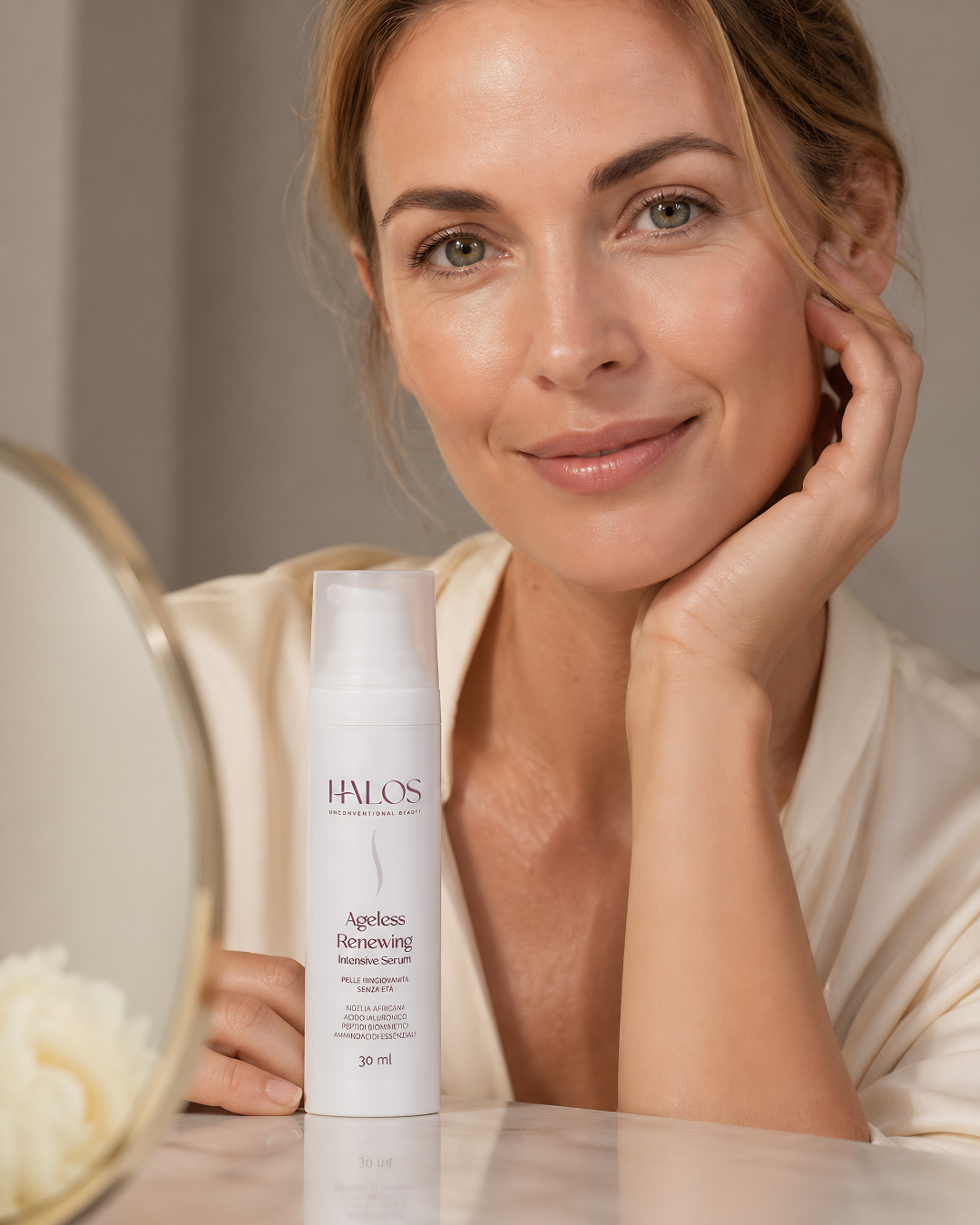 Donna accanto al flacone di Ageless Renewing Intensive Serum davanti allo specchio