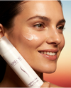 Donna con Ageless Glow Day Cream e una piccola quantità di crema sulla guancia