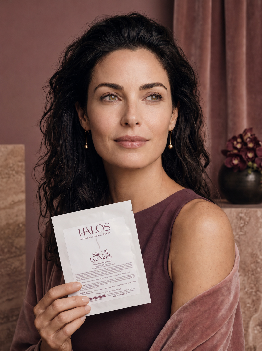 Donna con la confezione di Silk Lift Eye Mask Halos tra le mani