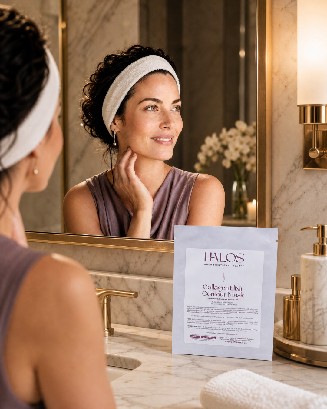 Donna davanti allo specchio con Collagen Elixir Contour Mask Halos in primo piano