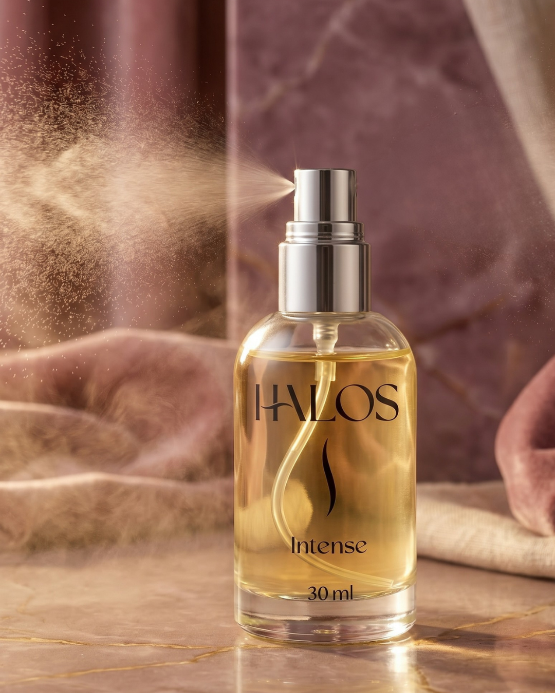 Flacone aperto di Halos Intense con vaporizzatore e scia profumata sullo sfondo
