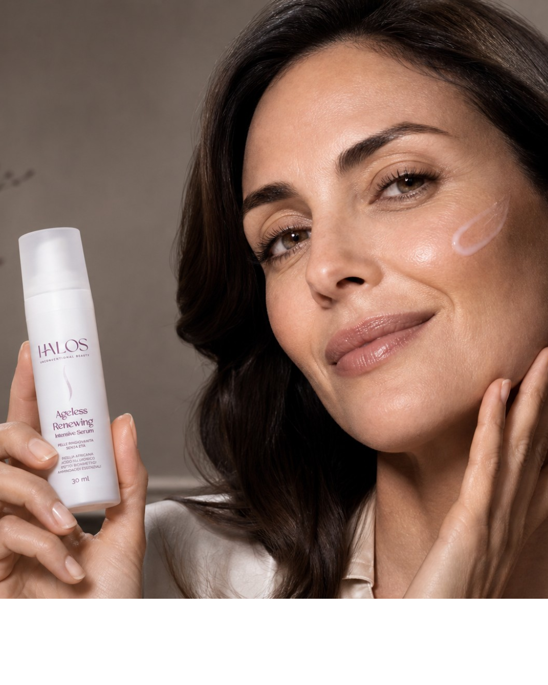 Donna con Ageless Renewing Intensive Serum Halos e una traccia di siero sulla guancia