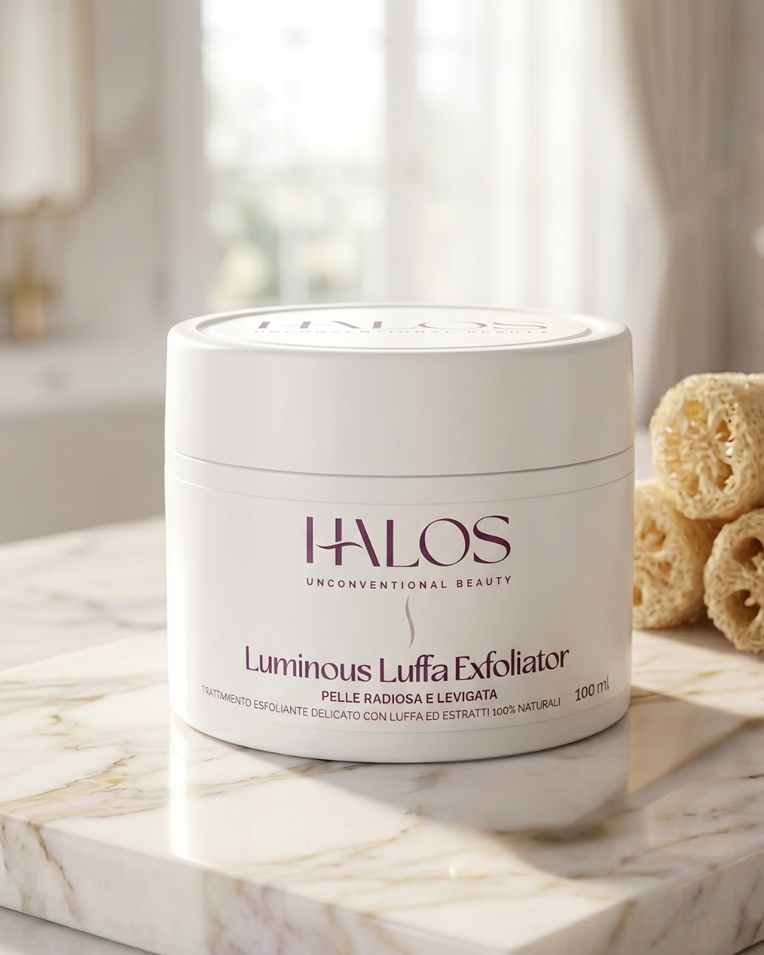 Vasetto di Luminous Luffa Exfoliator Halos accanto a una spugna di luffa