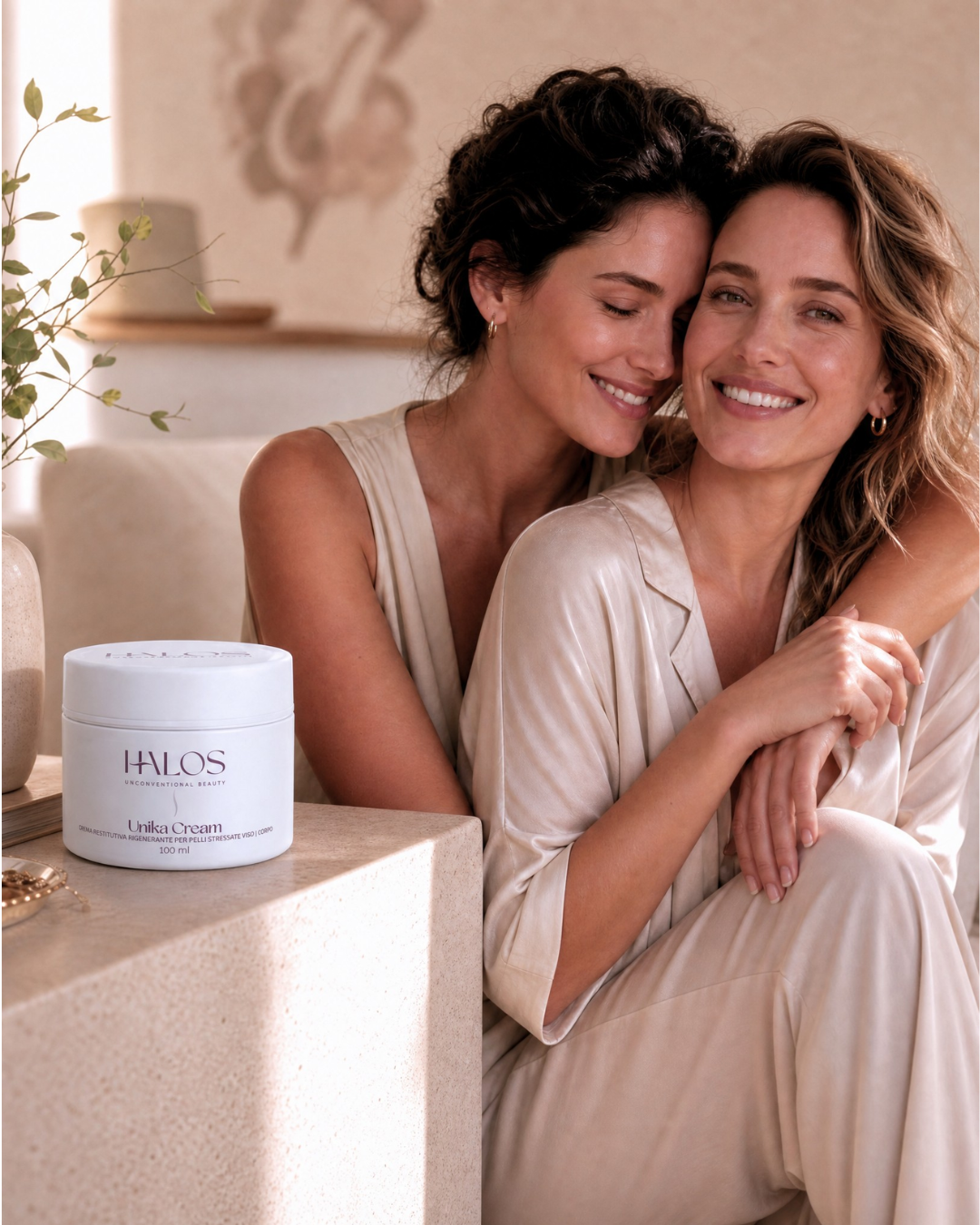 Due donne accanto a Unika Cream durante una collaborazione Halos