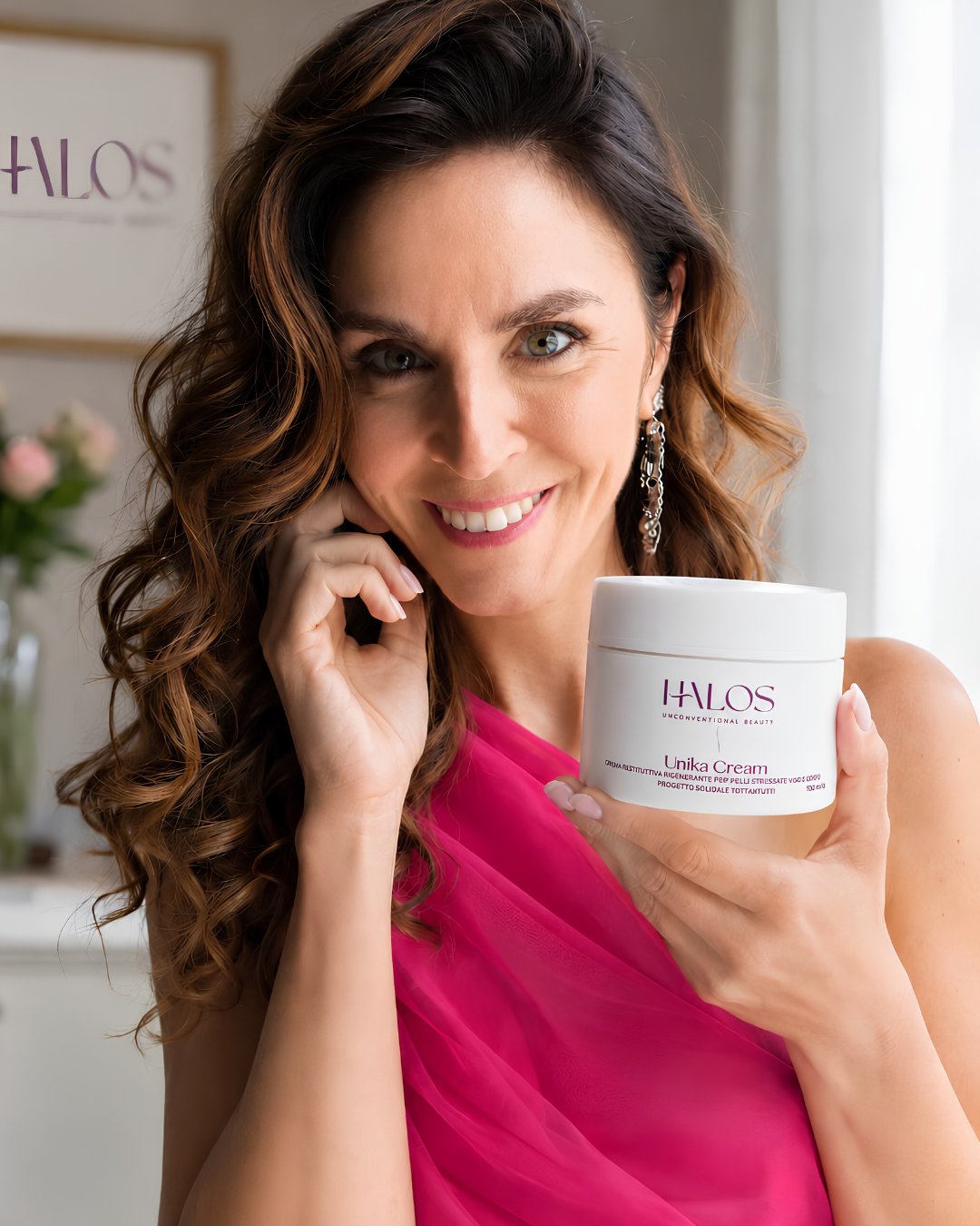 Donna con il vasetto di Unika Cream durante una collaborazione Halos