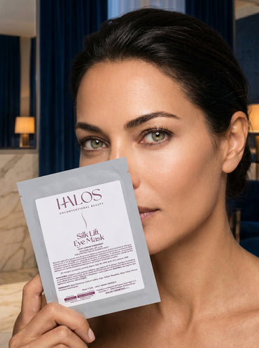 Donna che tiene la confezione di Silk Lift Eye Mask davanti al viso