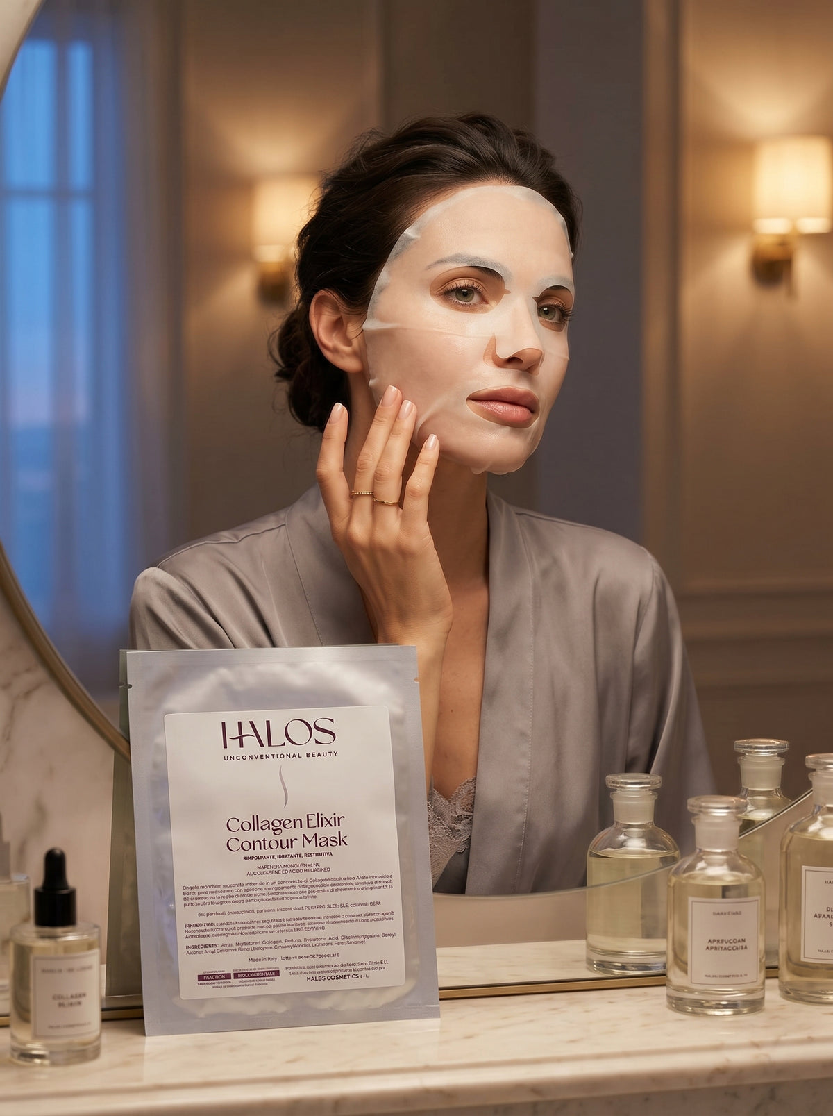 Donna che indossa Collagen Elixir Contour Mask davanti allo specchio