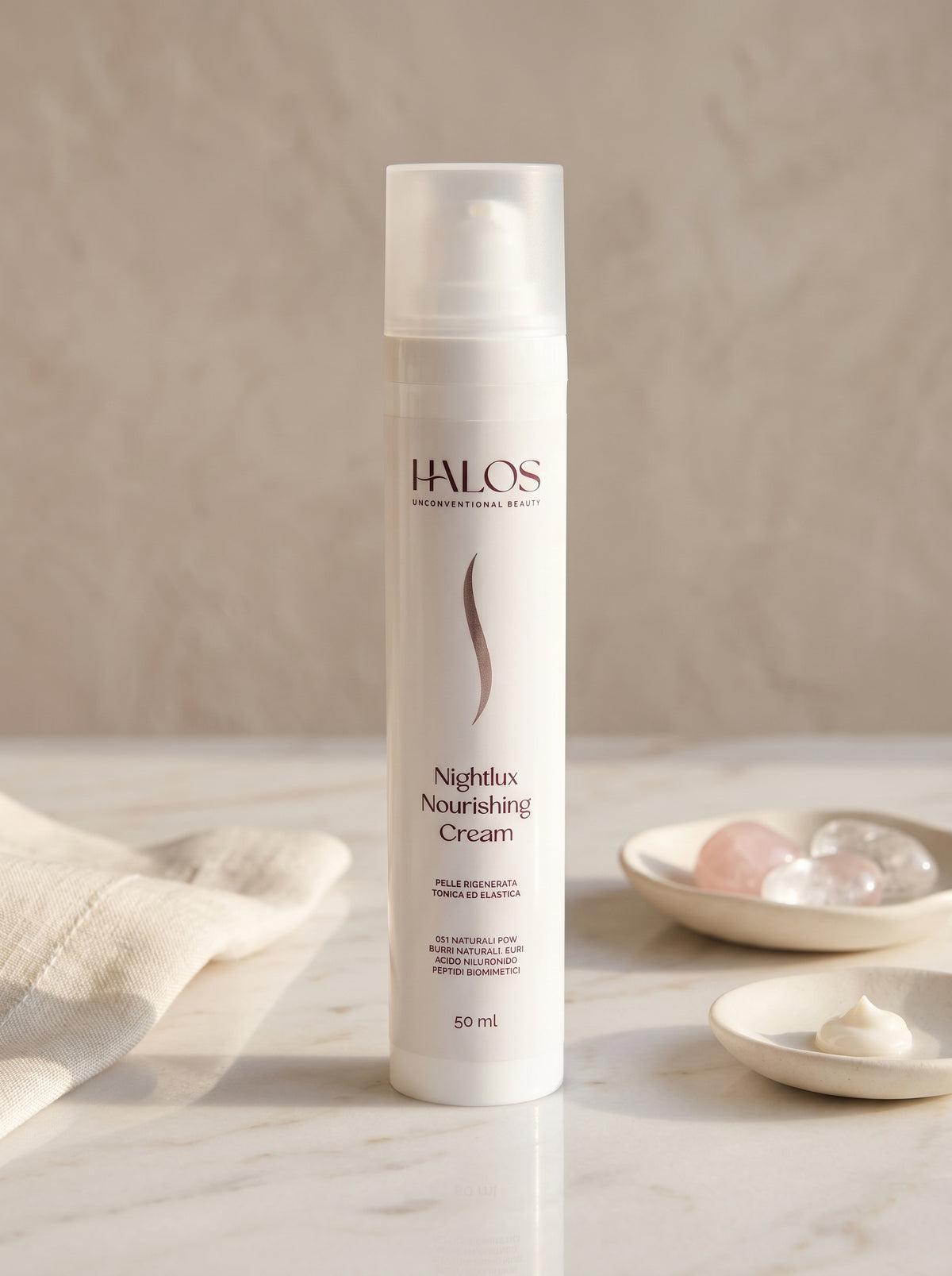 Flacone airless di Nightlux Nourishing Cream Halos da 50 ml con una dose di crema