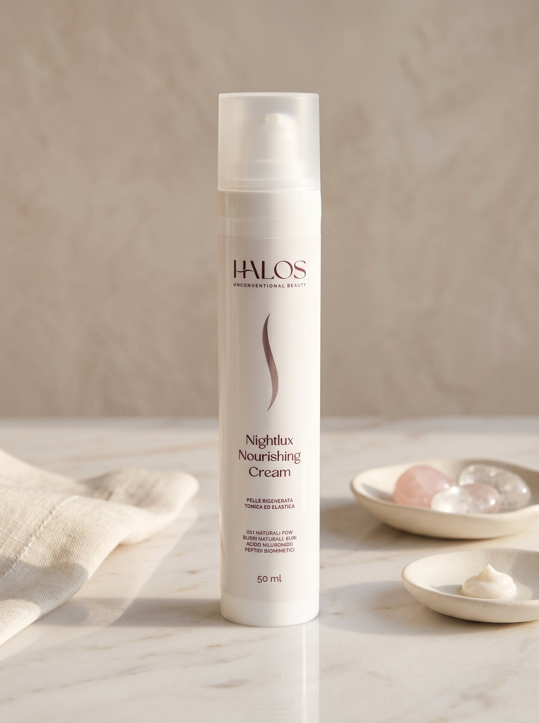 Flacone airless di Nightlux Nourishing Cream Halos da 50 ml con una dose di crema
