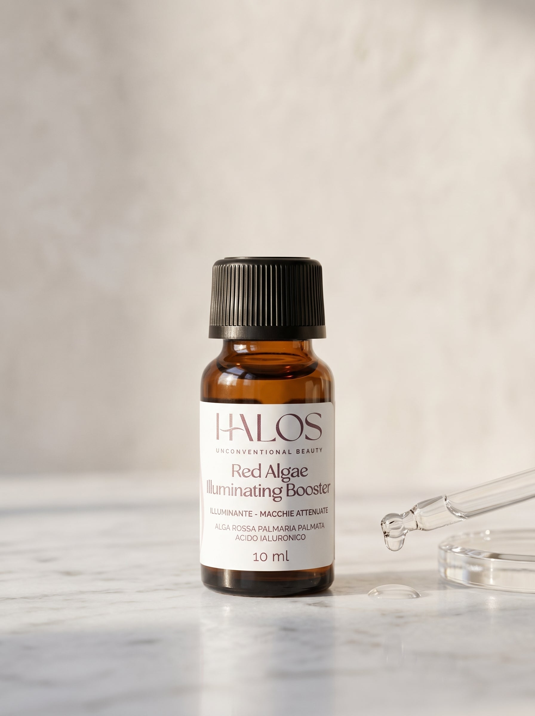 Flacone di Red Algae Illuminating Booster Halos da 10 ml accanto al contagocce